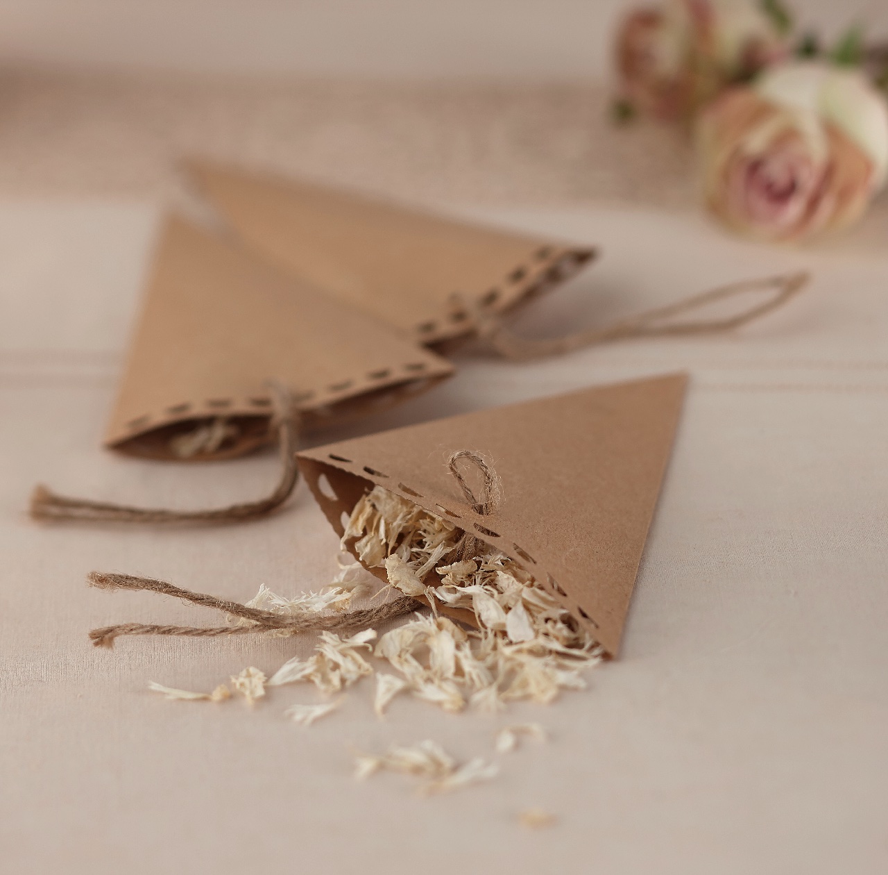 Set Portaconfetti Nuziali Fai Da Te - 30 Coni In Carta Kraft Con Petali, Nastri E Adesivi - Per Matrimonio E Festa