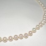 Collana in perle bianche con nodi