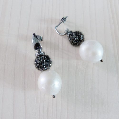 Orecchini in perle e cristalli neri